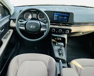 Hyundai Accent 2024 mit Antriebssystem Frontantrieb, verfügbar in Dubai.
