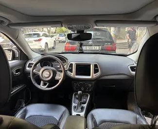 Benzin 2,4L Motor von Jeep Compass 2019 zur Miete in Tiflis.