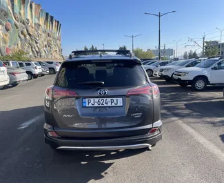 Benzin 2,5L Motor von Toyota Rav4 2017 zur Miete am Flughafen Tiflis.