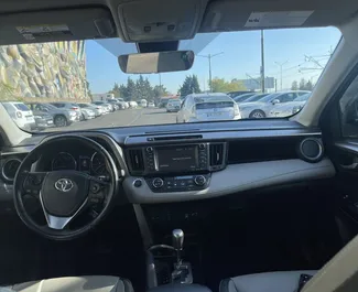 Innenraum von Toyota Rav4 zur Miete in Georgien. Ein großartiges 5-Sitzer Fahrzeug mit Automatisch Getriebe.