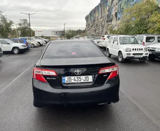 Benzin 2,5L Motor von Toyota Camry 2014 zur Miete am Flughafen Tiflis.