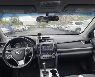 Innenraum von Toyota Camry zur Miete in Georgien. Ein großartiges 5-Sitzer Fahrzeug mit Automatisch Getriebe.