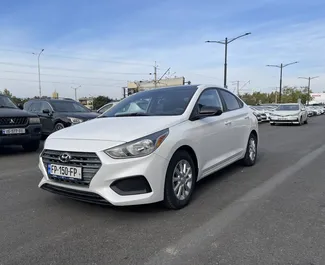 Frontansicht eines Mietwagens Hyundai Accent am Flughafen Tiflis, Georgien ✓ Auto Nr.8348. ✓ Automatisch TM ✓ 0 Bewertungen.