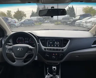 Innenraum von Hyundai Accent zur Miete in Georgien. Ein großartiges 5-Sitzer Fahrzeug mit Automatisch Getriebe.