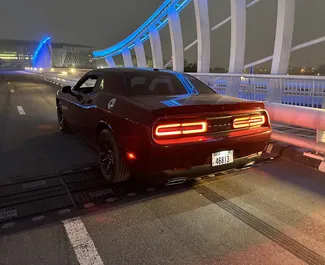 Innenraum von Dodge Challenger zur Miete in VAE. Ein großartiges 4-Sitzer Fahrzeug mit Automatisch Getriebe.