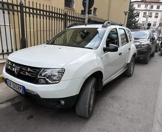 Frontansicht eines Mietwagens Dacia Duster in Tirana, Albanien ✓ Auto Nr.4712. ✓ Schaltgetriebe TM ✓ 0 Bewertungen.