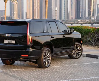 Frontansicht eines Mietwagens Cadillac Escalade in Dubai, VAE ✓ Auto Nr.8403. ✓ Automatisch TM ✓ 0 Bewertungen.