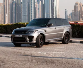 Frontansicht eines Mietwagens Land Rover Range Rover Sport SVR in Dubai, VAE ✓ Auto Nr.8402. ✓ Automatisch TM ✓ 0 Bewertungen.