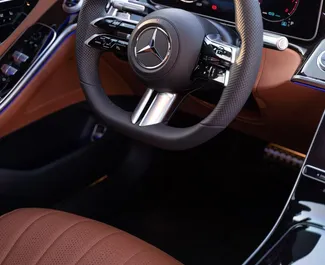 Frontansicht eines Mietwagens Mercedes-Benz S450 in Dubai, VAE ✓ Auto Nr.8401. ✓ Automatisch TM ✓ 0 Bewertungen.