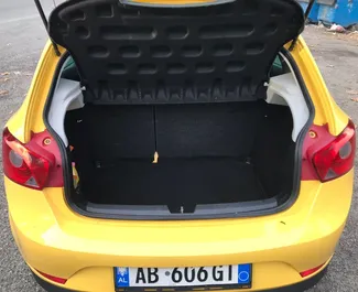 Innenraum von Seat Ibiza zur Miete in Albanien. Ein großartiges 5-Sitzer Fahrzeug mit Schaltgetriebe Getriebe.