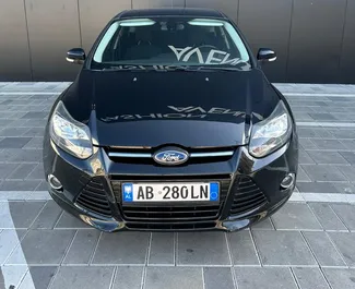 Frontansicht eines Mietwagens Ford Focus in Tirana, Albanien ✓ Auto Nr.8440. ✓ Schaltgetriebe TM ✓ 1 Bewertungen.