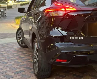 Vermietung Nissan Kicks. Wirtschaft, Komfort, Crossover Fahrzeug zur Miete in VAE ✓ Kaution Einzahlung von 1500 AED ✓ Versicherungsoptionen KFZ-HV, TKV, VKV Plus, Insassen, Diebstahlschutz.