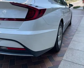 Hyundai Sonata 2022 zur Miete verfügbar in Dubai, mit Kilometerbegrenzung 250 km/Tag.