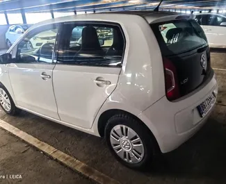 Volkswagen Up! 2019 zur Miete verfügbar am Belgrader Flughafen, mit Kilometerbegrenzung unbegrenzte.