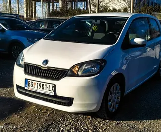 Frontansicht eines Mietwagens Skoda Citigo am Belgrader Flughafen, Serbien ✓ Auto Nr.8445. ✓ Schaltgetriebe TM ✓ 0 Bewertungen.