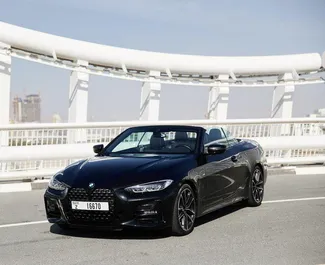 BMW 430i Cabrio 2023 zur Miete verfügbar in Dubai, mit Kilometerbegrenzung 250 km/Tag.