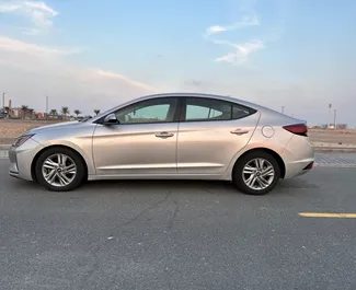 Hyundai Elantra 2020 zur Miete verfügbar in Dubai, mit Kilometerbegrenzung 250 km/Tag.