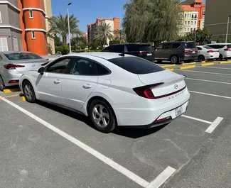 Innenraum von Hyundai Sonata zur Miete in VAE. Ein großartiges 5-Sitzer Fahrzeug mit Automatisch Getriebe.