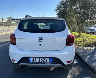 Frontansicht eines Mietwagens Dacia Sandero Stepway in Tirana, Albanien ✓ Auto Nr.8375. ✓ Schaltgetriebe TM ✓ 0 Bewertungen.