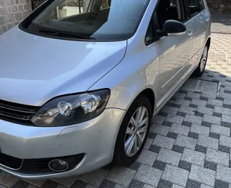 Frontansicht eines Mietwagens Volkswagen Golf Plus in Kotor, Montenegro ✓ Auto Nr.8816. ✓ Automatisch TM ✓ 0 Bewertungen.