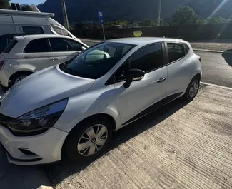 Frontansicht eines Mietwagens Renault Clio 4 in Kotor, Montenegro ✓ Auto Nr.8819. ✓ Schaltgetriebe TM ✓ 0 Bewertungen.