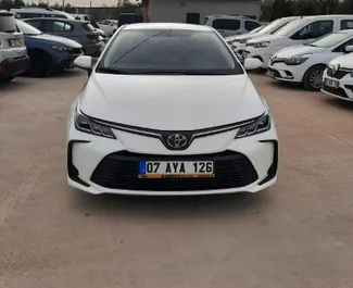 Frontansicht eines Mietwagens Toyota Corolla Sedan am Flughafen Antalya, Türkei ✓ Auto Nr.8766. ✓ Automatisch TM ✓ 1 Bewertungen.