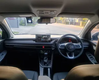 Innenraum von Toyota Yaris Ativ zur Miete in Thailand. Ein großartiges 5-Sitzer Fahrzeug mit Automatisch Getriebe.