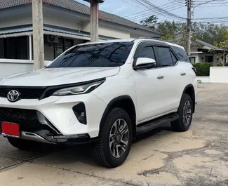 Frontansicht eines Mietwagens Toyota Fortuner am Flughafen Phuket, Thailand ✓ Auto Nr.8197. ✓ Automatisch TM ✓ 0 Bewertungen.