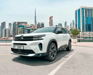 Frontansicht eines Mietwagens Citroen C5 Aircross in Dubai, VAE ✓ Auto Nr.8695. ✓ Automatisch TM ✓ 0 Bewertungen.