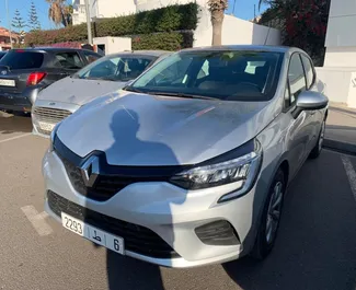 Frontansicht eines Mietwagens Renault Clio 5 am Flughafen Casablanca, Marokko ✓ Auto Nr.8802. ✓ Schaltgetriebe TM ✓ 0 Bewertungen.