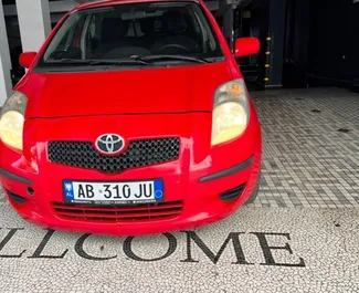 Frontansicht eines Mietwagens Toyota Yaris in Tirana, Albanien ✓ Auto Nr.8624. ✓ Automatisch TM ✓ 0 Bewertungen.