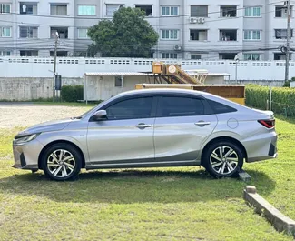 Toyota Yaris Ativ 2022 mit Antriebssystem Frontantrieb, verfügbar am Flughafen Phuket.