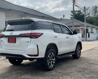 Mietwagen Toyota Fortuner 2024 in Thailand, mit Diesel-Kraftstoff und 200 PS ➤ Ab 1700 THB pro Tag.