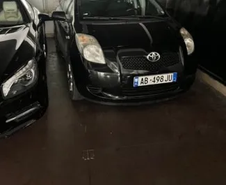 Frontansicht eines Mietwagens Toyota Yaris in Tirana, Albanien ✓ Auto Nr.8626. ✓ Schaltgetriebe TM ✓ 0 Bewertungen.