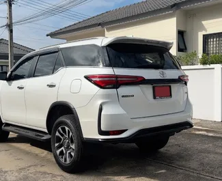 Vermietung Toyota Fortuner. Komfort, SUV Fahrzeug zur Miete in Thailand ✓ Kaution Einzahlung von 10000 THB ✓ Versicherungsoptionen KFZ-HV, TKV, VKV Plus, VKV Komplett, Diebstahlschutz, Junge, Keine Kaution.