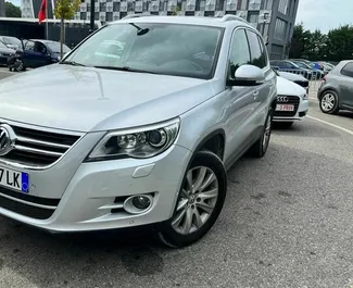 Frontansicht eines Mietwagens Volkswagen Tiguan in Tirana, Albanien ✓ Auto Nr.7693. ✓ Automatisch TM ✓ 0 Bewertungen.