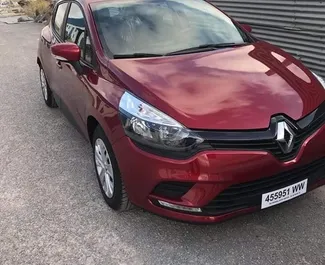 Frontansicht eines Mietwagens Renault Clio 4 am Flughafen Casablanca, Marokko ✓ Auto Nr.8797. ✓ Automatisch TM ✓ 0 Bewertungen.