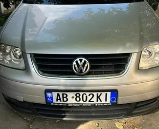 Frontansicht eines Mietwagens Volkswagen Touran in Tirana, Albanien ✓ Auto Nr.8627. ✓ Automatisch TM ✓ 0 Bewertungen.