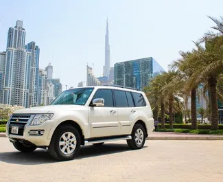 Frontansicht eines Mietwagens Mitsubishi Pajero in Dubai, VAE ✓ Auto Nr.8733. ✓ Automatisch TM ✓ 0 Bewertungen.