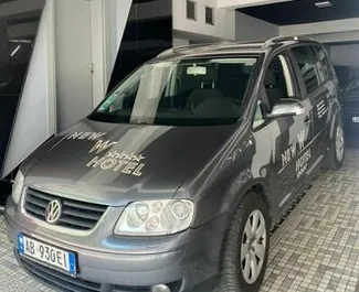 Frontansicht eines Mietwagens Volkswagen Touran in Tirana, Albanien ✓ Auto Nr.8628. ✓ Automatisch TM ✓ 0 Bewertungen.