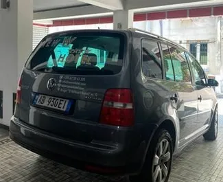 Autovermietung Volkswagen Touran Nr.8628 Automatisch in Tirana, ausgestattet mit einem 2,0L Motor ➤ Von Edmond in Albanien.