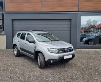 Frontansicht eines Mietwagens Dacia Duster am Flughafen Zagreb, Kroatien ✓ Auto Nr.8677. ✓ Schaltgetriebe TM ✓ 0 Bewertungen.