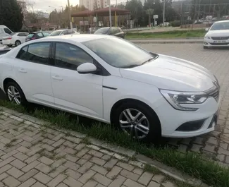 Frontansicht eines Mietwagens Renault Megane Sedan am Flughafen Izmir, Türkei ✓ Auto Nr.8580. ✓ Automatisch TM ✓ 1 Bewertungen.