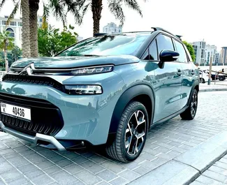 Frontansicht eines Mietwagens Citroen C3 Aircross in Dubai, VAE ✓ Auto Nr.8722. ✓ Automatisch TM ✓ 0 Bewertungen.