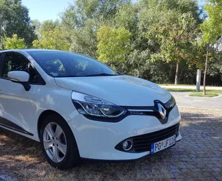 Frontansicht eines Mietwagens Renault Clio 4 in Podgorica, Montenegro ✓ Auto Nr.8785. ✓ Automatisch TM ✓ 0 Bewertungen.