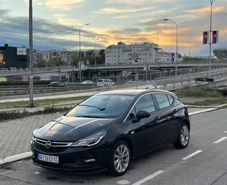 Frontansicht eines Mietwagens Opel Astra in Belgrad, Serbien ✓ Auto Nr.8712. ✓ Automatisch TM ✓ 1 Bewertungen.