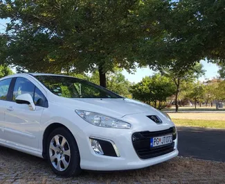 Frontansicht eines Mietwagens Peugeot 308 in Podgorica, Montenegro ✓ Auto Nr.8789. ✓ Automatisch TM ✓ 0 Bewertungen.