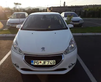 Frontansicht eines Mietwagens Peugeot 208 in Podgorica, Montenegro ✓ Auto Nr.8788. ✓ Automatisch TM ✓ 0 Bewertungen.