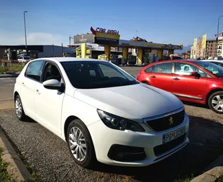 Frontansicht eines Mietwagens Peugeot 308 in Podgorica, Montenegro ✓ Auto Nr.8792. ✓ Schaltgetriebe TM ✓ 0 Bewertungen.