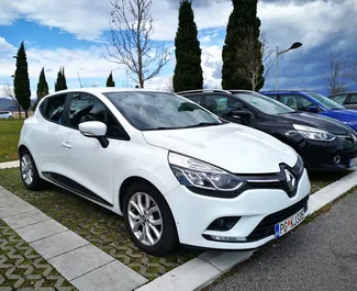 Frontansicht eines Mietwagens Renault Clio 4 in Podgorica, Montenegro ✓ Auto Nr.8787. ✓ Automatisch TM ✓ 0 Bewertungen.